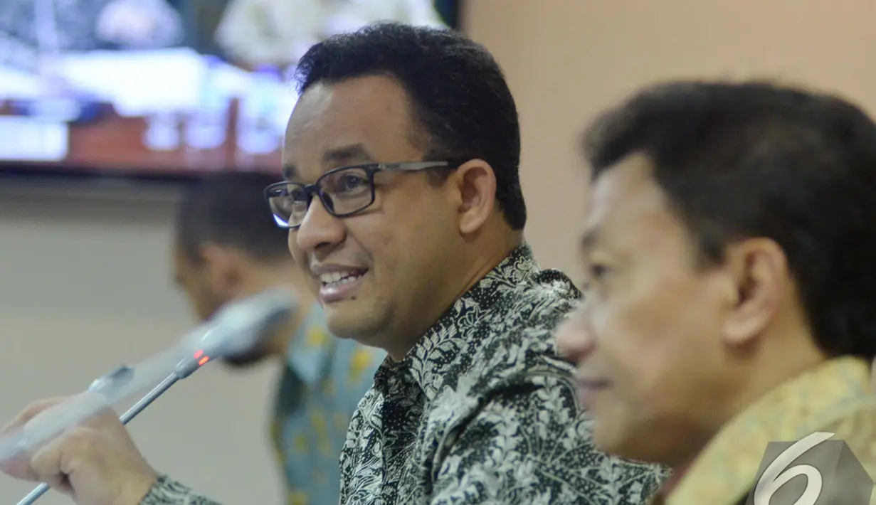 Menteri Anies Baswedan memberikan penjelasan saat rapat kerja bersama komite III DPD di Senayan, Jakarta, Rabu (19/11/2014) (Liputan6.com/Andrian M Tunay)