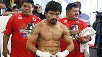 Petinju Manny Pacquiao memamerkan tubuh atletisnya seusai latihan jelang pertarungan melawan Tim Bradley di Hollywood, Los Angeles, California, Rabu (30/3). Petinju berjuluk ‘Pacman’ itu akan menantang Bradley pada 9 April 2016. (REUTERS/Lucy Nicholson)