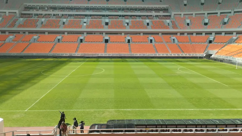 Lapangan sepak bola Jakarta Internasional Stadium (JIS) tidak sesuai standar FIFA.