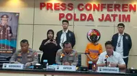 Polda Jatim mengamankan wanita asal Lumajang tersangka penipuan  Pekerja Migran dengan modus bisnis trading. (Dian Kurniawan/Liputan6.com).