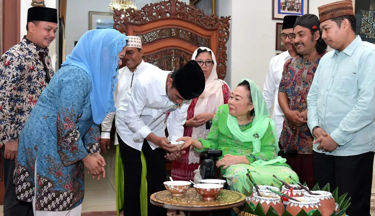 Presiden Jokowi disuguhi bubur merah pitoh saat silaturahmi ke keluarga Presiden keempat RI KH Abdurrahman Wahid alias Gus Dur di Jakarta, Jumat (7/9). Jokowi meminta restu ke istri Gus Dur untuk maju di Pilpres 2019. (Liputan6.com/HO/Biro Pers Setpres)