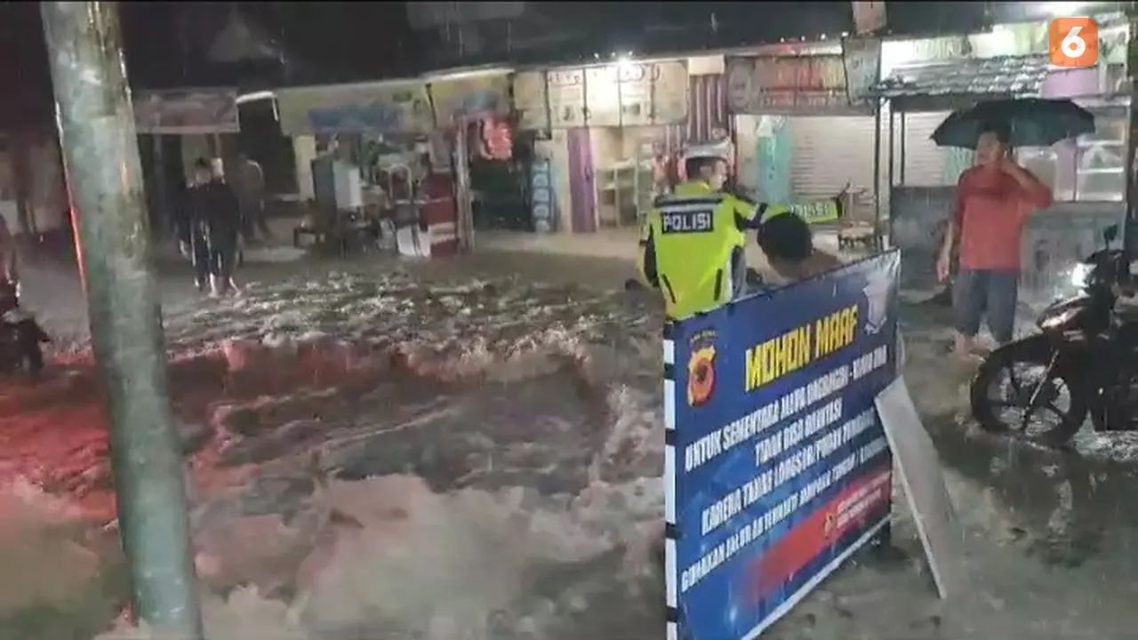 Sat Lantas Polres Sukabumi saat melakukan pengaturan lalu lintas di tengah banji di Cidadap, Kabupaten Sukabumi. (Liputan6.com/Istimewa).