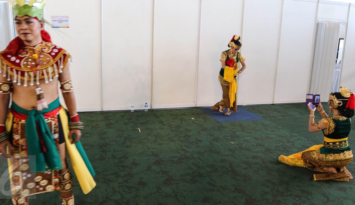 Penari tradisional Jawa sedang mengabadikan rekannya ketika sedang berpose di balik panggung Pentas Budaya dihadapkan calon penumpang di Terminal 3, Bandara Soekarno Hatta, Tangerang, Banten, Senin (15/08). (Liputan6.com/Fery Pradolo).