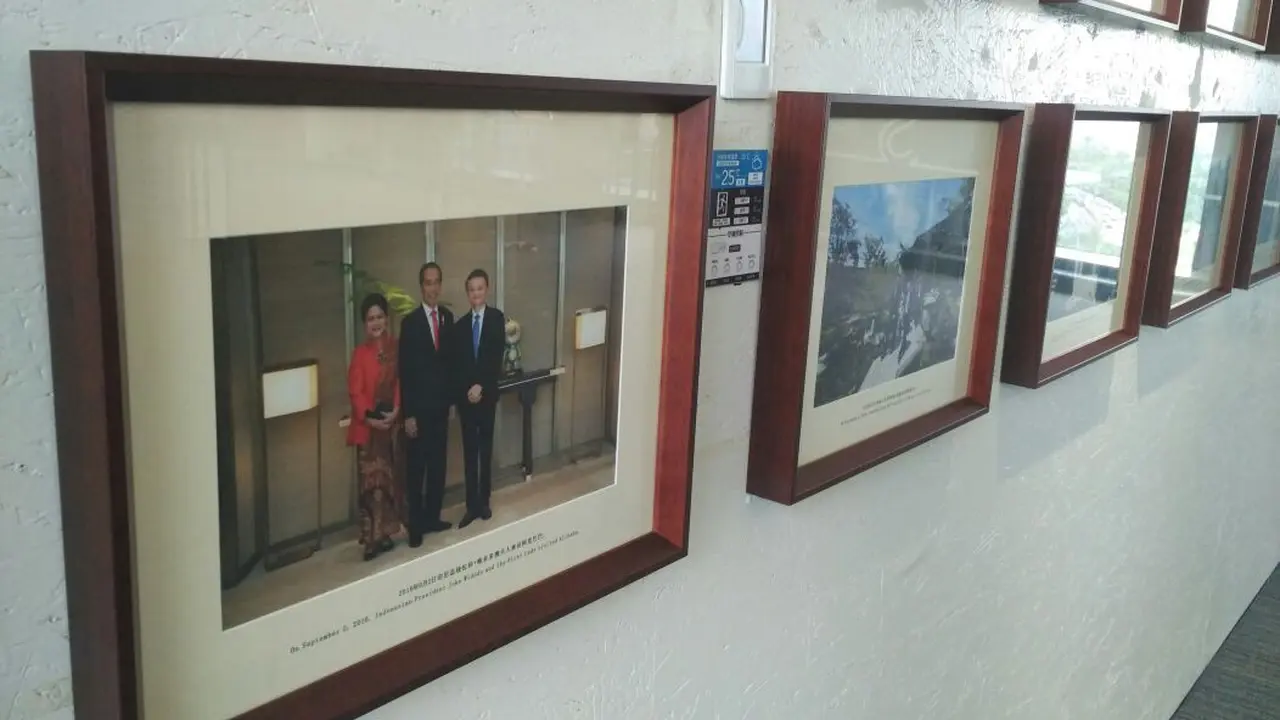 Foto Presiden Joko Widodo bersama Ibu Negara Iriana bersama Jack Ma terpampang di kantor Alibaba di Hangzhou, China. (Liputan6.com/Zulfi Suhendra)