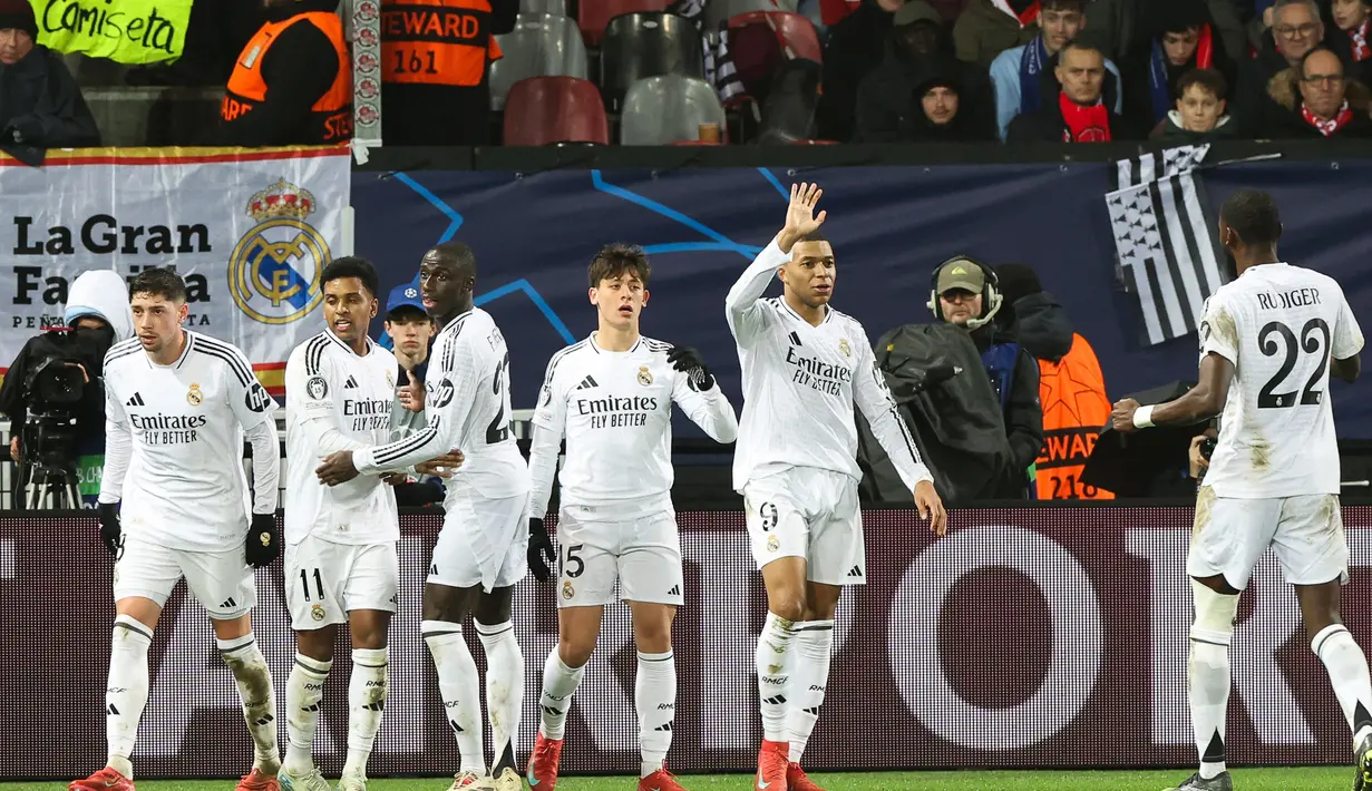 Penyerang Real Madrid, Rodrygo (kedua kiri) melakukan selebrasi dengan rekan setimnya setelah mencetak gol keduanya pada laga matchday 8 League Phase Liga Champions 2024/2025 melawan Stade Brestois 29 (Brest) yang digelar di Stade de Roudourou, Prancis, Rabu 29 Januari 2025 waktu setempat atau Kamis (30/1/2025) dini hari WIB. (FRED TANNEAU/AFP)
