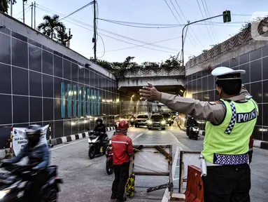 Petugas mengatur arus kendaraan saat uji coba terowongan atau Underpass Senen Extension, Jakarta, Senin (9/11/2020). Pemprov DKI Jakarta melakukan uji coba Underpass Senen Extension mulai hari ini hingga Selasa (10/11) besok. (merdeka.com/Iqbal S. Nugroho)