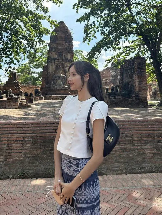 Lisa Blackpink pulang kampung ke Thailand, ia tampak mengenakan atasan putih dipadukan kain batiknya. [Instagram/@lalalalisa_m]