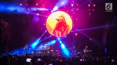 Aksi panggung band Incubus asal Amerika Serikat saat menggelar konser di Jakarta, Rabu (7/2). Konser musik ini bertajuk Incubus Live In Jakarta. (Liputan6.com/Faizal Fanani)