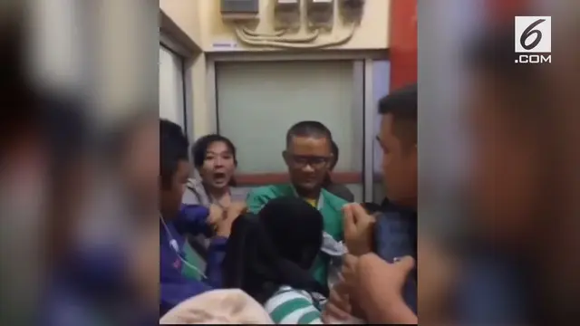 VIDEO: Tak Mau Antre ATM, Emak-emak Pukul Remaja