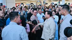 Naik Whoosh dari Cimahi, Prabowo Sapa Warga di Stasiun Halim