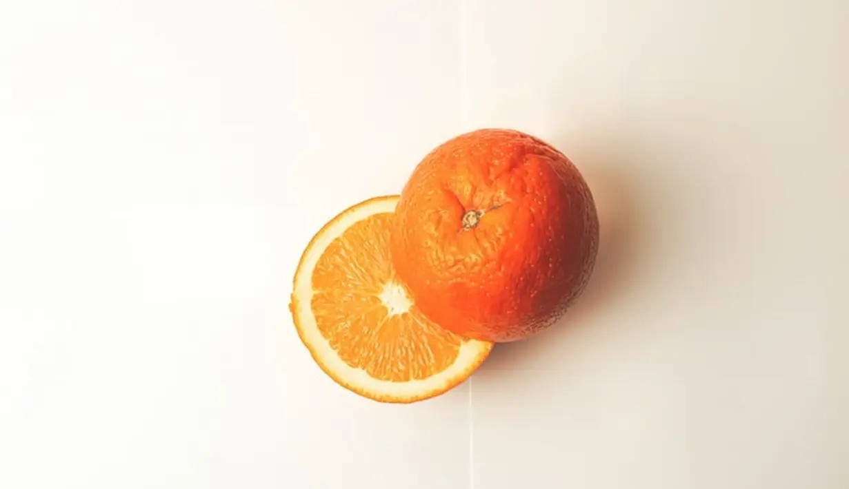 Jeruk adalah sumber vitamin C yang luar biasa. Tidak hanya sebagai antioksidan, tapi jeruk juga telah terbukti meningkatkan fokus, konsentrasi, dan memori. Vitamin C juga mendukung sistem kekebalan tubuh yang sehat. Foto: unsplash.com.