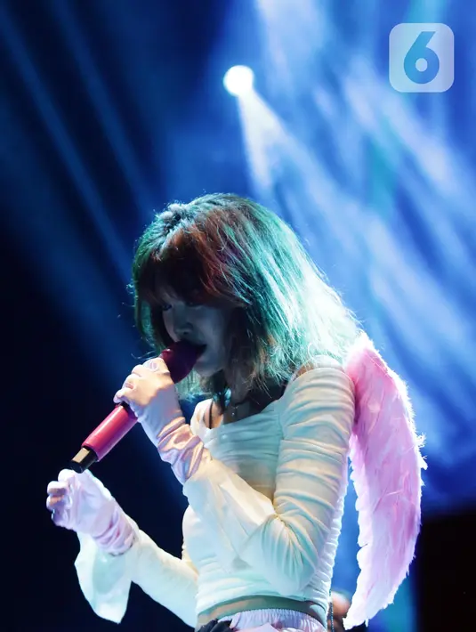 Vokalis grup band Vierratale, Widy Soediro Nichlany saat tampil di panggung Bergelora perhelatan Berdendang Bergoyang Festival, Kawasan Istora Senayan, Jakarta, Jumat (28/10/2022). Vierratale tampil menghentak dan enerjik dengan membawakan sejumlah lagu, diantaranya Seandainya, Terlalu lama, dll. (Liputan6.com/Helmi Fithriansyah)
