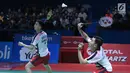 Ganda putra Indonesia, Kevin Sanjaya Sukomuljo/Marcus F Gideon mengembalikan kok ke Takuto Inoue/Yuki Kaneko (Jepang) di Final Indonesia Open 2018, Istora GBK, Jakarta, Minggu (8/7). Kevin/Marcus unggul 21-13, 21-16. (Liputan6.com/Helmi Fithriansyah)