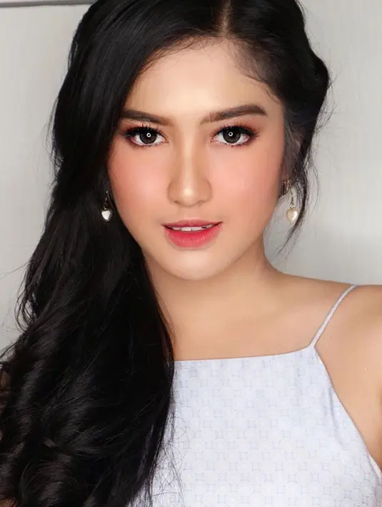 Namun makeup tebal dengan warna oranye dan lipstik ombre begitu cocok diaplikasikan di wajah Ochi. Membiarkan rambutnya terurai, pesona Ochi semakin terpancar. (Liputan6.com/IG/@ochi24)
