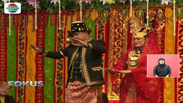 Sebagai ucapan terima kasih, Bobby dan Kahiyang menampilkan tari tor-tor somba sambil diiringi cerita perjalanan hidup kedua mempelai.