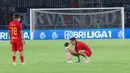 Pemain Macan Kemayoran, Rizky Ridho, bermain dengan anak Witan Sulaeman setelah pertandingan Persija Jakarta kontra Persik Kediri pada laga BRI Liga 1 di Stadion Pakansari, Jakarta, Minggu (1/12/2024). (Bola.com/M Iqbal Ichsan)