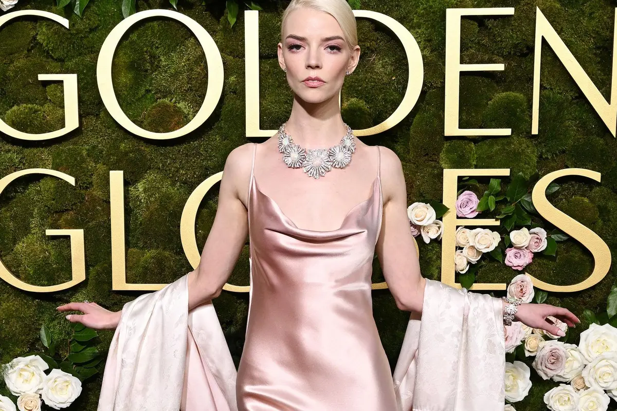 Anya Taylor-Joy Tampil Elegan dengan Sentuhan Old Hollywood di Golden Globes 2025