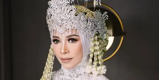 Merayakan wedding anniversary ke-30, Melly Goeslaw dan Anto Hoed kenakan baju pengantin Sunda [@melly_goeslaw]