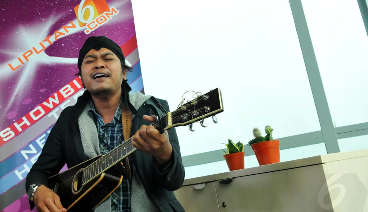 Keputusannya hijrah ke Jakarta tidak lantas sia-sia. Ia mendapat kesempatan untuk meneruskan perjalanan musiknya di kafe-kafe sebagai session player untuk penyanyi dan artis Jakarta. (Liputan6.com/Andrian M Tunay)
