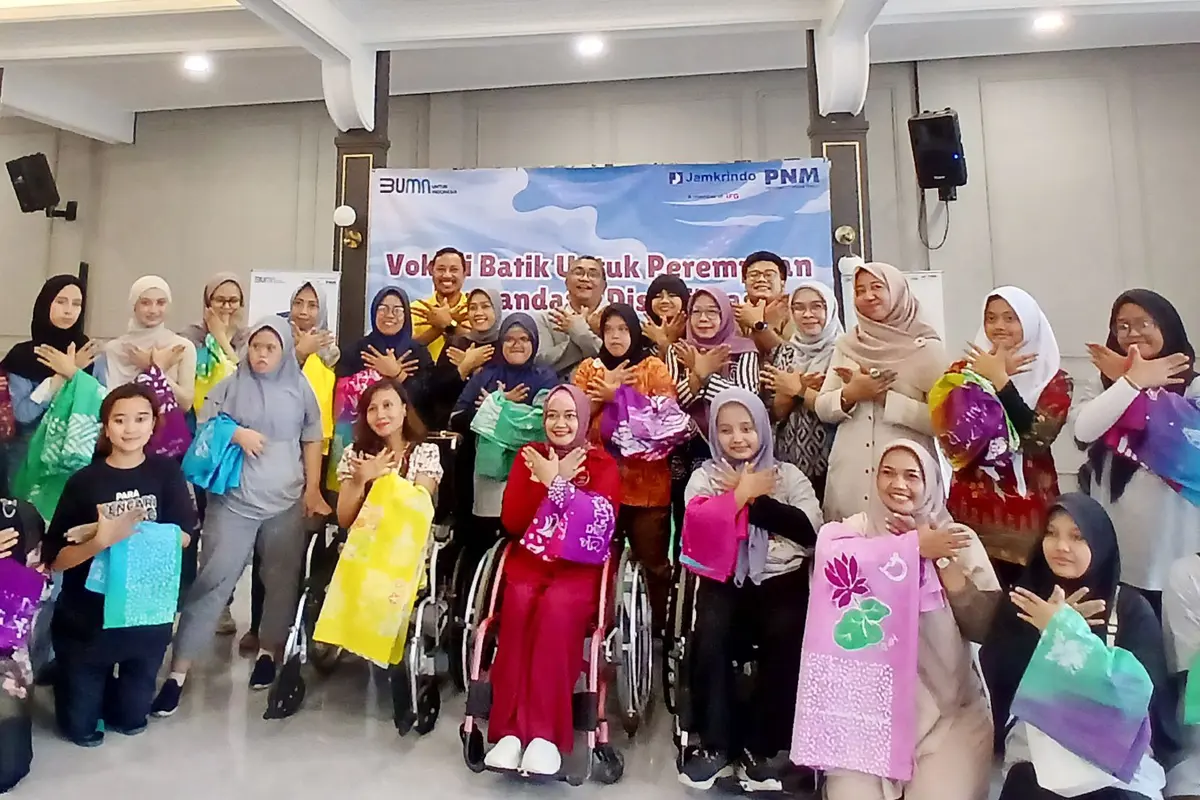 PT Permodalan Nasional Madani (PNM) dan PT Jaminan Kredit Indonesia (JAMKRINDO), bekerja sama dalam program pelatihan kewirausahaan membatik untuk perempuan penyandang disabilitas.