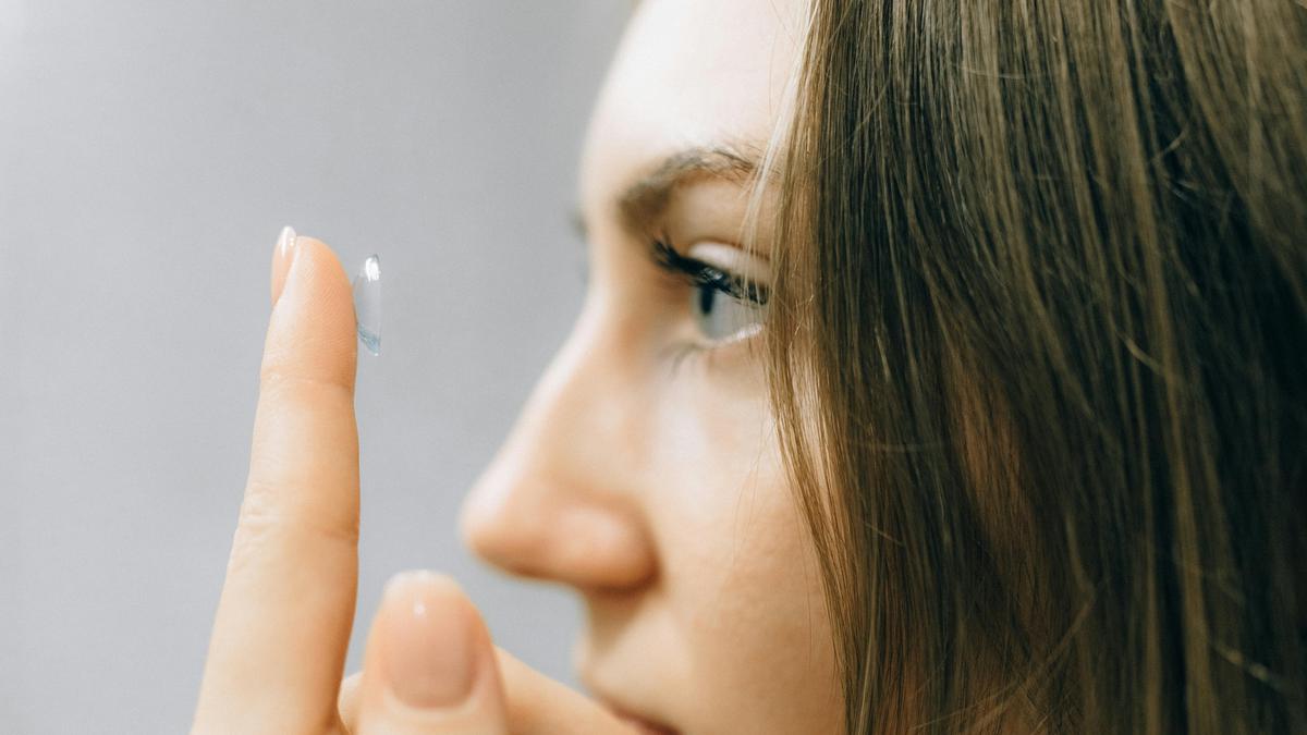 Waspada! Hindari Kesalahan Pemakaian Softlens yang Sebaiknya Tidak Dilakukan