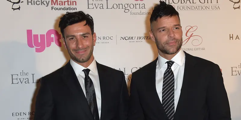 FOTO: Bikin Patah Hati Ricky Martin Lepas Status Lajang dengan Tunangan Gantengnya