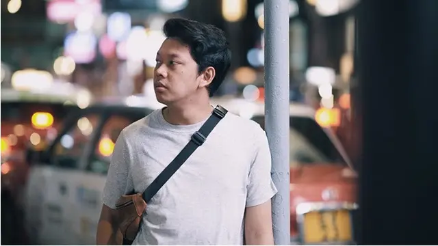 7 Gaya Liburan Bayu Skak di Hong Kong, Pakai Batik ke Disney Land