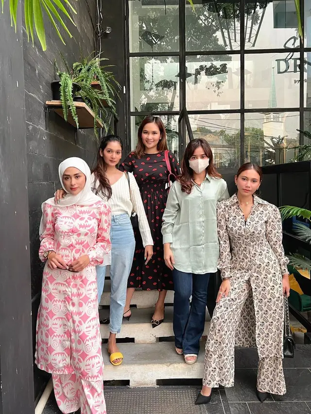 Tampil Menawan, Ini 6 Potret Selvi Kitty Pakai Kerudung saat Bulan Ramadhan
