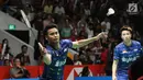 Pebulu tangkis, Tontowi Ahmad berusaha mengembalikan bola pukulan pasangan China, Zheng Siwei/Huang Yaqiong pada final Indonesia Masters 2018, Jakarta, Minggu (28/1). Owi/Butet kalah 21-14 dan 21-11. (Lipuatan6.com/Angga Yuniar)