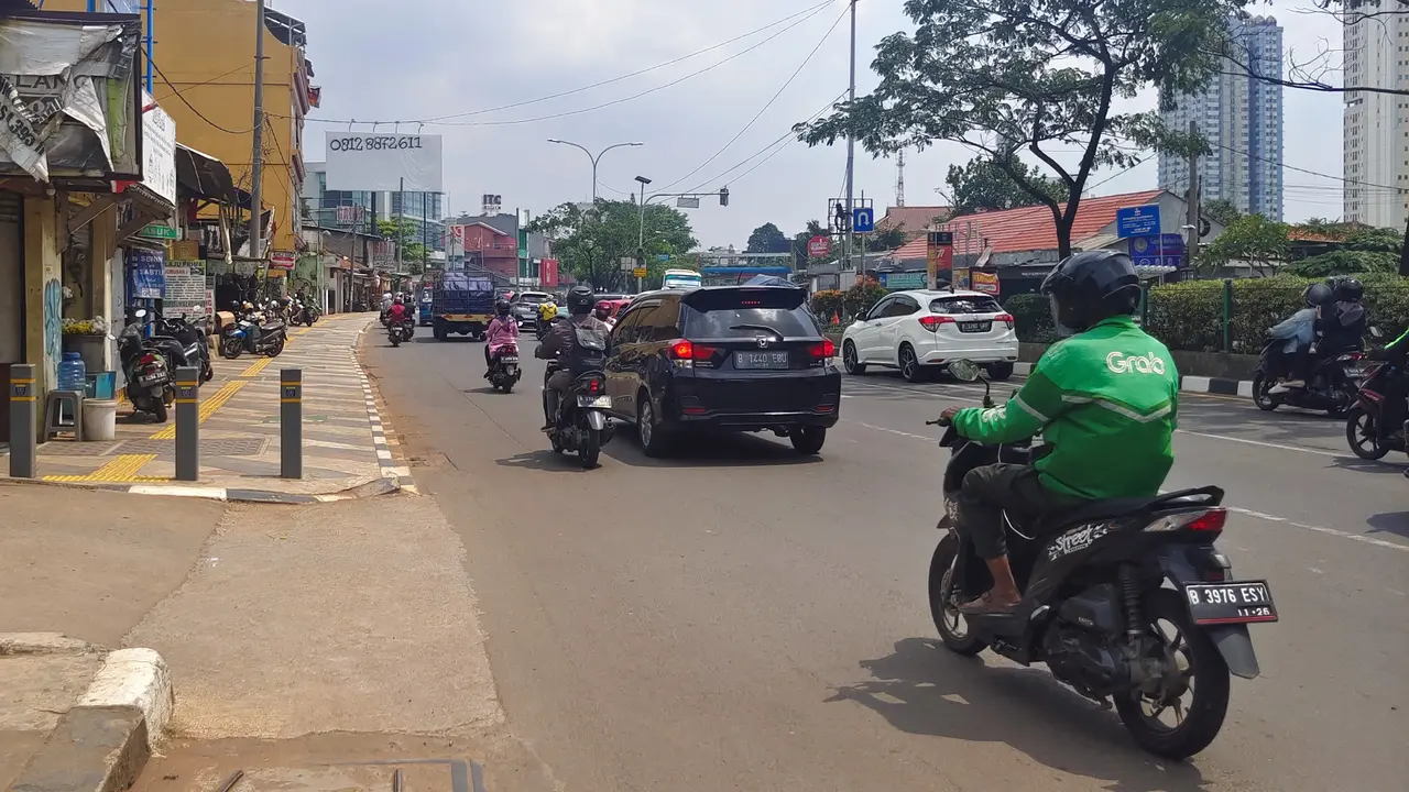 Situasi lalu lintas di Jalan Raya Margonda, Kota Depok