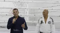 Pendiri Tatsujin MMA Indonesia, Martijn De Jong, bersama Legenda MMA, Royce Gracie saat peresmian Tatsujin MMA Indonesia di Jakarta, Senin (17/7/2017). Legenda MMA asal Brazil tersebut memberikan latihan pada acara tersebut. (Bola.com/M Iqbal Ichsan)