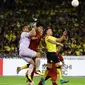 Penyerang Timnas Darren Lok (kuning) berduel di udara dengan kiper dan pemain belakang Timnas Thailand dalam laga semifinal leg pertama Piala AFF 2022, Sabtu (7/1/2023) di Stadion Bukit Jalil. (Dok. FA Malaysia)