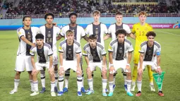 Starting XI Timnas Jerman U-17 berfoto sebelum dimulainya laga final Piala Dunia U-17 2023 menghadapi Timnas Prancis U-17 di Stadion Manahan, Solo, Sabtu (2/12/2023). (Bola.com/Bagaskara Lazuardi)