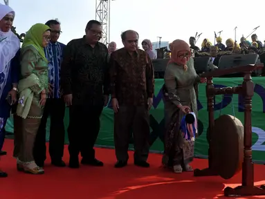 Ibu Negara Hj. Mufidah Jusuf Kalla resmi membuka kegiatan Muhammadiyah Expo 2015 di Pelataran Timur Silang Monas Jakarta, Kamis (28/5/2015). Kegiatan tersebut merupakan rangkaian kegiatan pendukung Muktamar Muhammadiyah ke-47 (Liputan6.com/Johan Tallo)
