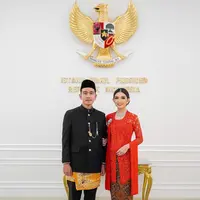 Selvi Ananda memilih mengenakan kebaya payet warna merah senada dengan selendang polos dan heelsnya. Kebaya dari Biyan ini dipadukan bawahan kain coklatnya. [@riomotret].