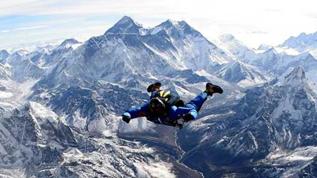 Asiknya Skydiving dari Gunung Tertinggi di Dunia