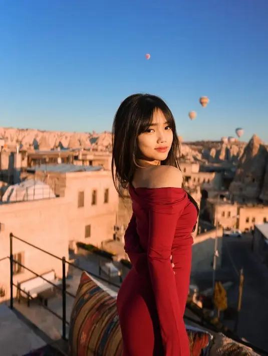 Rambut panjangnya pun dibiarkan terurai, yang membuatnya tampil semakin feminim. Dengan poni belah dua. [@fuji_an]