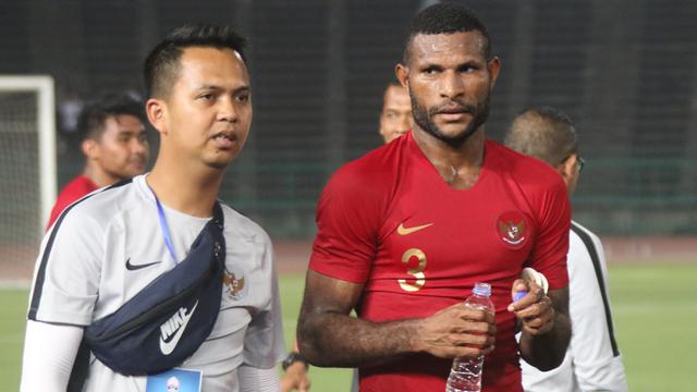 Striker Timnas Indonesia U-22, Marinus Wanewar, usai mengalahkan Kamboja U-22. (Bola.com/Zulfirdaus Harahap)