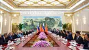 Presiden Rusia Vladimir Putin dan Presiden China Xi Jinping menghadiri pertemuan bilateral di Balai Besar Rakyat, di Beijing, China, pada Rabu 20 Mei 2026. (Alexander Kazakov, Sputnik, Kremlin Pool Photo via AP)