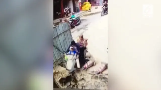 Satu keluarga di China sedang menaiki motor masuk ke dalam sebuah lubang galian.
