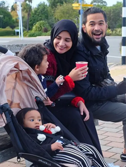 Seperti halnya yang dilakukan Shireen Sungkar dalam mengurus kedua buah hatinya, Teuku Adam Al Fatih dan Cut Hawa Medina Al Fatih. Dalam mendidik, ia sering menunjukan caranya melakukan kebaikan. (Instagram/shireensungkar)