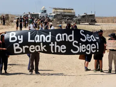 Aktivis kiri Israel berdemonstrasi di sepanjang perbatasan dengan Jalur Gaza, menyerukan penghentian perang antara Israel dan Hamas, pada 19 September 2025, di selatan Israel. (Jack GUEZ/AFP)