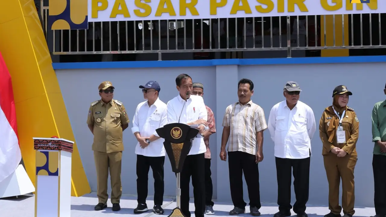 Presiden Joko Widodo (Jokowi) meresmikan revitalisasi Pasar Pasir Gintung di Kota Bandar Lampung pada Senin, 26 Agustus 2028