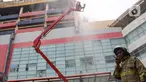 Personel pemadam memantau proses pendinginan Plaza Glodok di Tamansari, Jakarta Barat, Kamis (16/1/2025). (Magang/Liputan6.com/Muhammad Rizal)