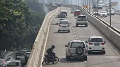 Pengendara sepeda motor melintas di jalan layang non-tol Kampung Melayu-Tanah Abang di Jakarta, Jumat (15/4). Kurangnya pengawasan membuat sejumlah pemotor nekat menerobos ke jalur khusus tersebut. (Liputan6.com/Immanuel Antonius)