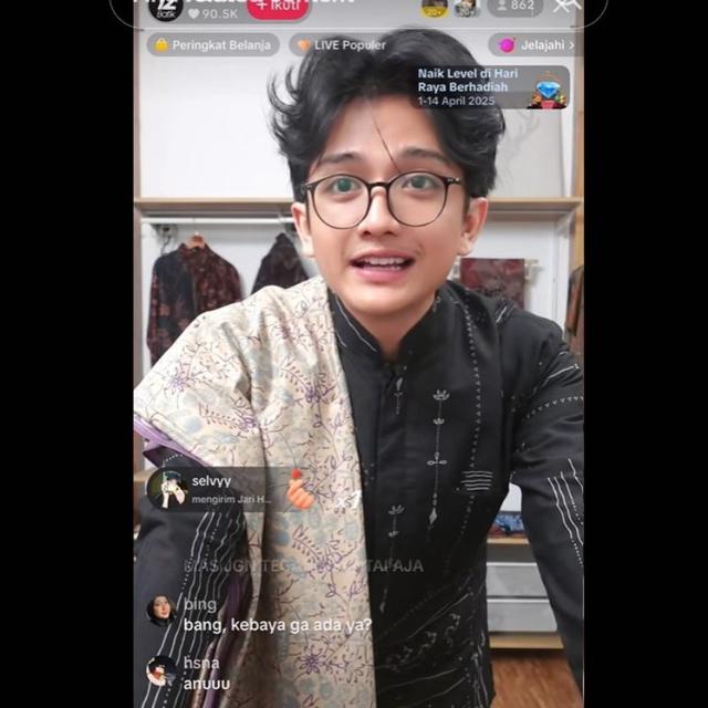 Penjual Batik Viral, Bikin Heboh Diiserbu Pembeli sampai Salting Saat Live di Medsos