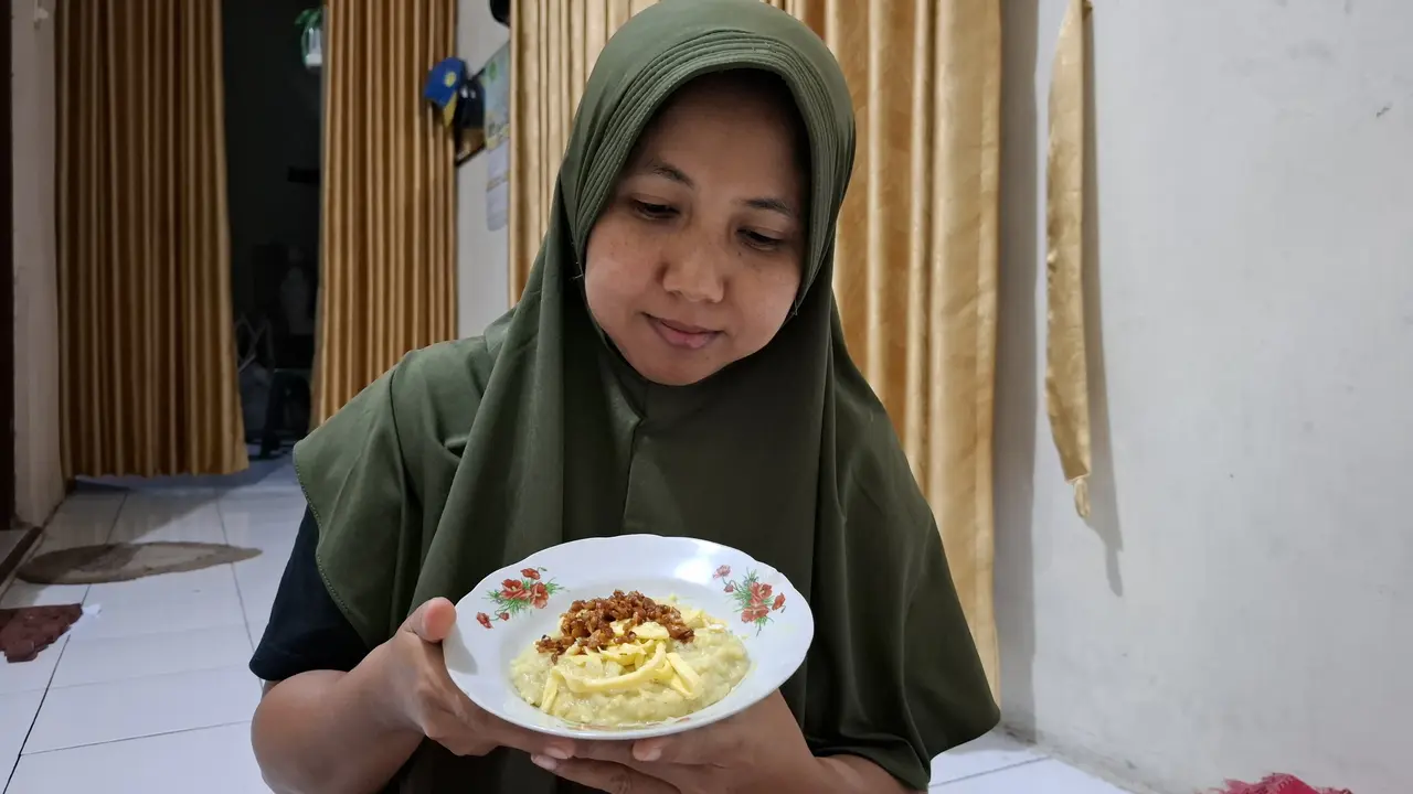 Lalita Suryani, menunjukkan bubur Suran buatan tangannya