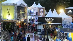 Puluhan stand fashion clothingan berjajar di JakCloth 2015 yang dihelat di Parkir Timur Senayan Jakarta, Rabu (30/12/2015). JakCloth 2015 memasarkan produk produk fashion clothingan bergaya anak muda. (Liputan6.com/Helmi Fithriansyah)