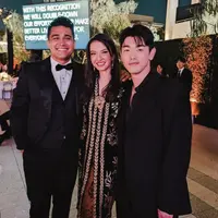 Raline Shah bertemu penyanyi Korea Selatan, Eric Nam saat berada di Los Angeles. Ia tampil mengenakan kebaya hitam motif bunga dipadukan kain lilit. Credit: (@ralineshah)