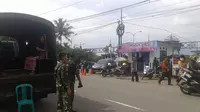 Warga Bogor diangkut menggunakan truk TNI untuk beraktivitas. (Liputan6.com/Achmad Sudarno)